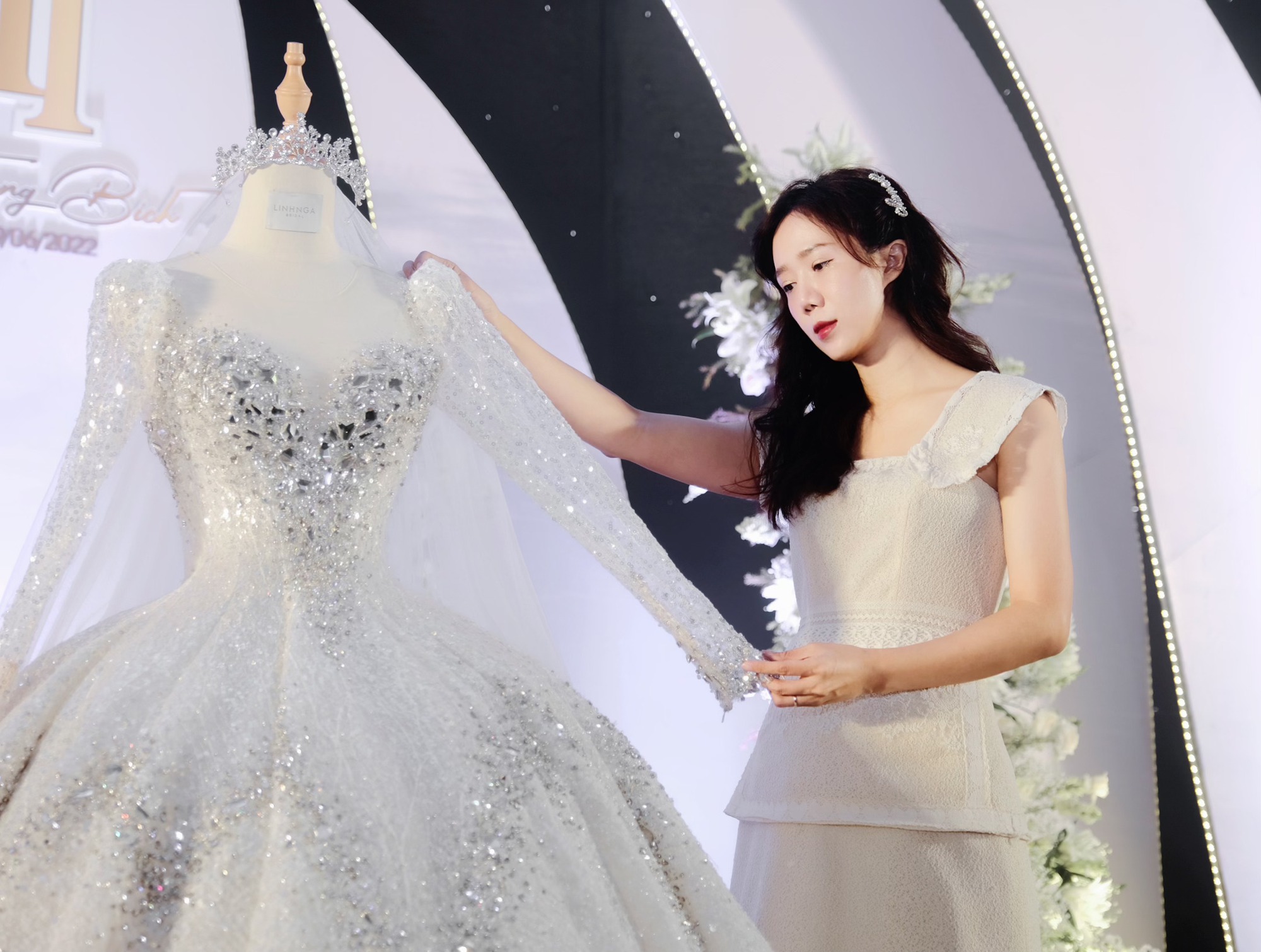 Hàng trăm fan mặc váy cưới như cô dâu đến xem thần tượng biểu diễn