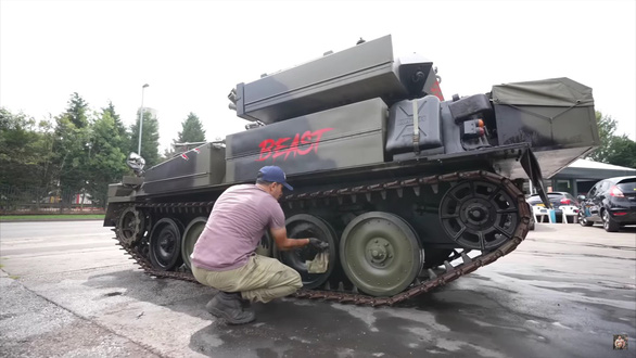 Lực sĩ khỏe nhất thế giới đem xe tăng đi rửa: Phải cầm ô vì không ngồi vừa bên trong xe - Ảnh 2.