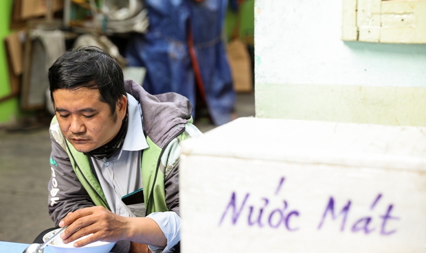 Ho Chi Minh City: 1,000 VND porridge shop, 10 years without price increase - Photo 9.