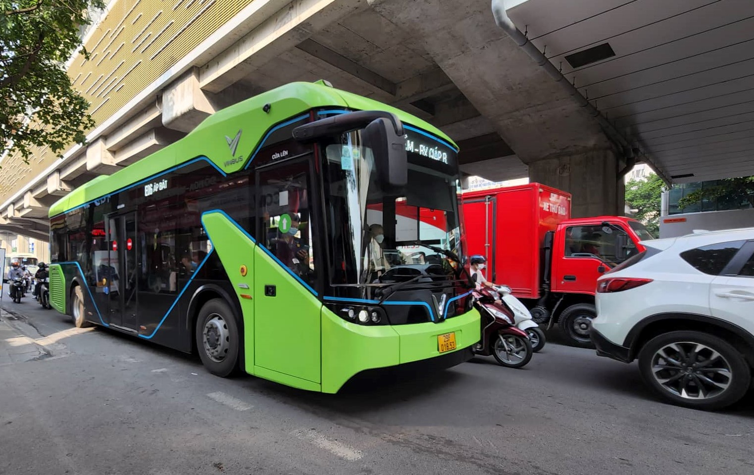 Hà Nội lên kế hoạch thay thế buýt chạy xăng bằng buýt điện - Ảnh 1.