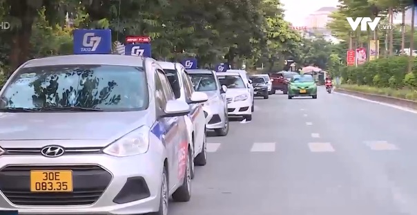 Nhiều hãng taxi giảm giá cước - Ảnh 1.