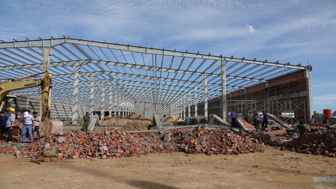 Vừa khởi tố vụ sập tường nhà xưởng ở Bình Định khiến 11 người thương vong - Ảnh 1. Vừa khởi tố vụ sập tường nhà xưởng ở Bình Định khiến 11 người thương vong - Ảnh 1.