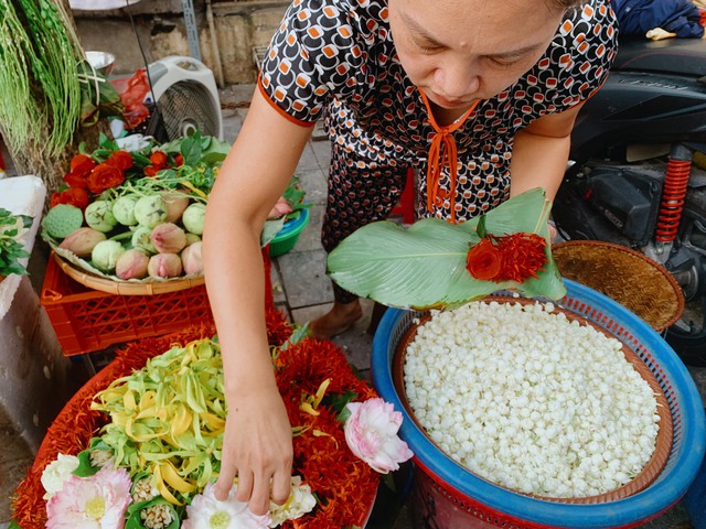 Hàng hoa gói có tuổi đời hơn 70 năm tại Hà Nội - Ảnh 6.