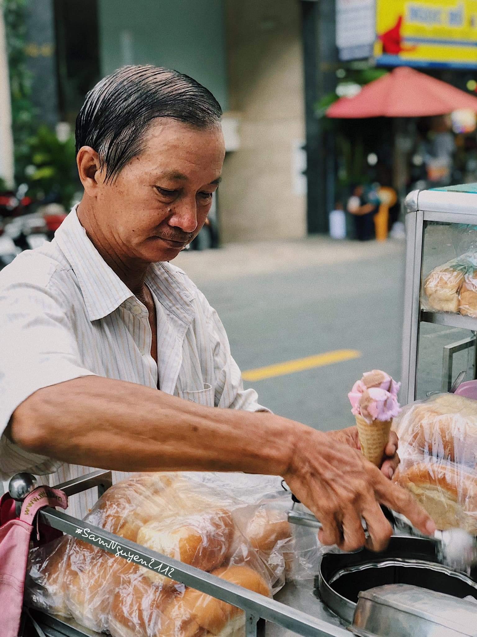 Muốn ôn lại những món ăn vặt tuổi thơ thì tìm ở đâu giữa TP.HCM hiện đại? - Ảnh 1.