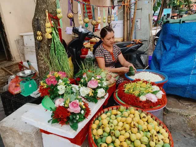 Hàng hoa gói có tuổi đời hơn 70 năm tại Hà Nội - Ảnh 2.