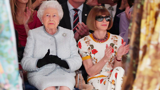 Tuần lễ thời trang London tôn vinh Nữ hoàng - biểu tượng phong cách toàn cầu không ngại màu sắc - Ảnh 4.