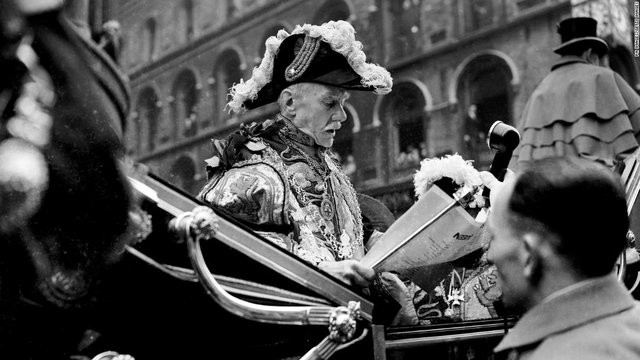 Diện mạo của nước Anh vào thế kỷ trước khi một vị quốc vương băng hà: Thế chiến vừa kết thúc, đám đông đổ về trung tâm London, công chúa vội vã trở về kế vị - Ảnh 8.