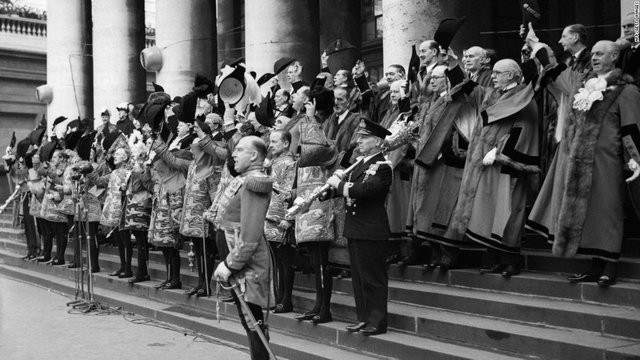 Diện mạo của nước Anh vào thế kỷ trước khi một vị quốc vương băng hà: Thế chiến vừa kết thúc, đám đông đổ về trung tâm London, công chúa vội vã trở về kế vị - Ảnh 7.