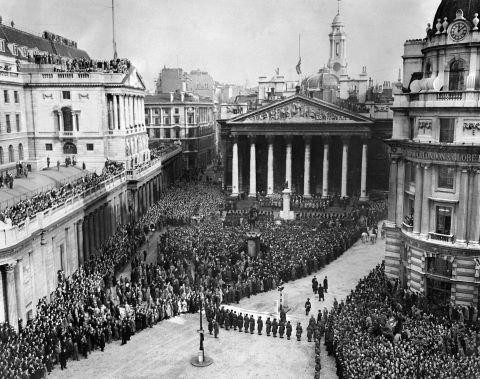 Diện mạo của nước Anh vào thế kỷ trước khi một vị quốc vương băng hà: Thế chiến vừa kết thúc, đám đông đổ về trung tâm London, công chúa vội vã trở về kế vị - Ảnh 6.