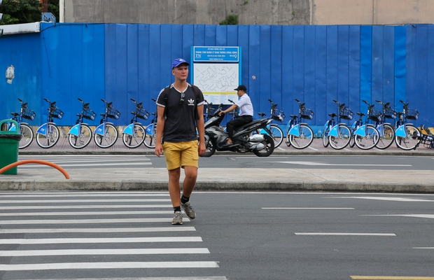  Toàn cảnh đường Lê Lợi ở TP.HCM nhộn nhịp xe cộ, tấp nập du khách đi bộ sau 8 năm bị rào chắn - Ảnh 6.
