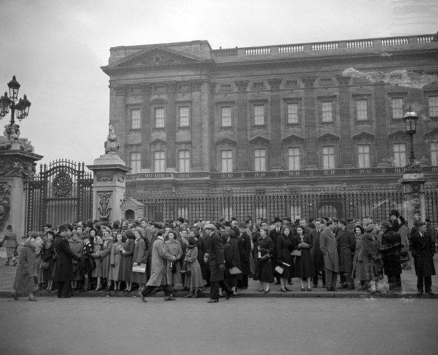 Diện mạo của nước Anh vào thế kỷ trước khi một vị quốc vương băng hà: Thế chiến vừa kết thúc, đám đông đổ về trung tâm London, công chúa vội vã trở về kế vị - Ảnh 2.