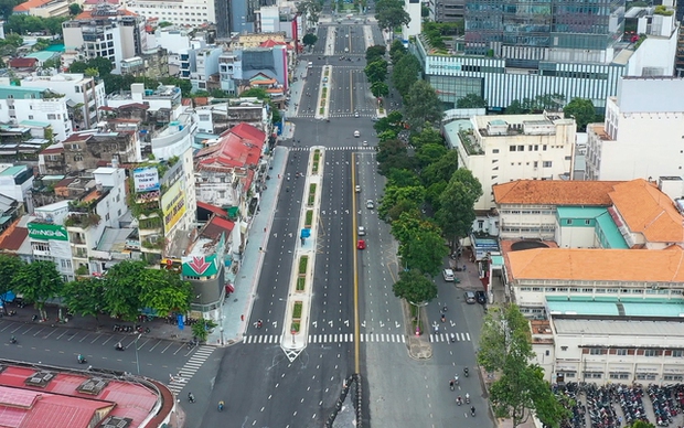  Toàn cảnh đường Lê Lợi ở TP.HCM nhộn nhịp xe cộ, tấp nập du khách đi bộ sau 8 năm bị rào chắn - Ảnh 2.