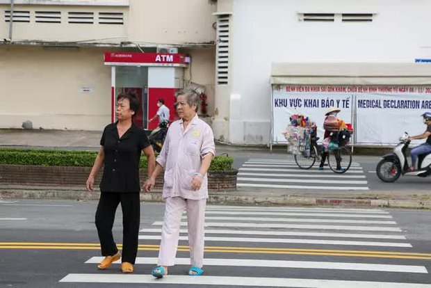  Toàn cảnh đường Lê Lợi ở TP.HCM nhộn nhịp xe cộ, tấp nập du khách đi bộ sau 8 năm bị rào chắn - Ảnh 22.