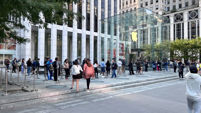 Đám đông xếp hàng dài mua iPhone dần biến mất, liệu sản phẩm của Apple có đang trở nên kém hấp dẫn? - Ảnh 3.