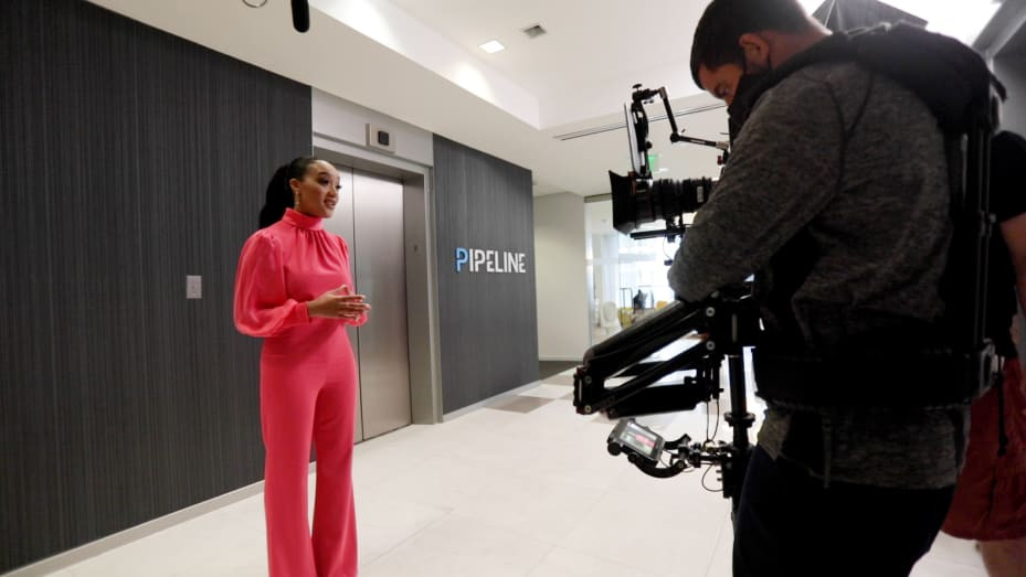 かつてウォール街で最年少の女性トレーダーだった 28 歳の彼女は、100 万ドルを勝ち取る目前にあり、副業で成功するための前提条件を共有しています - 写真 3.