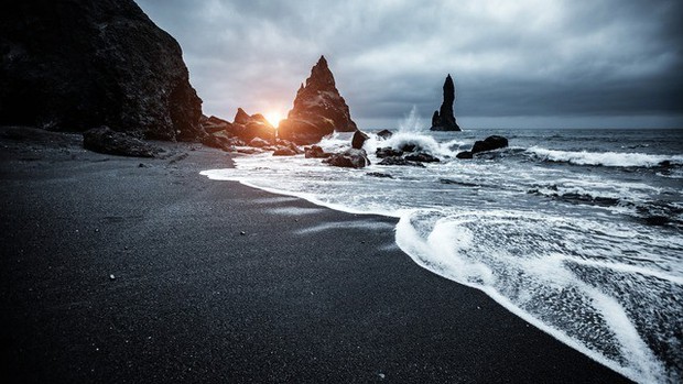 Bãi biển cát đen độc đáo nổi tiếng nhất thế giới, không ai được phép tắm - Ảnh 1.