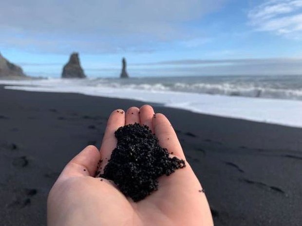 Bãi biển cát đen độc đáo nổi tiếng nhất thế giới, không ai được phép tắm - Ảnh 6.