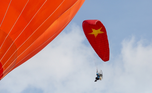  Khinh khí cầu kéo đại kỳ 1.800m2 bay phấp phới trên bầu trời TP.HCM mừng Quốc khánh 2/9 - Ảnh 17.