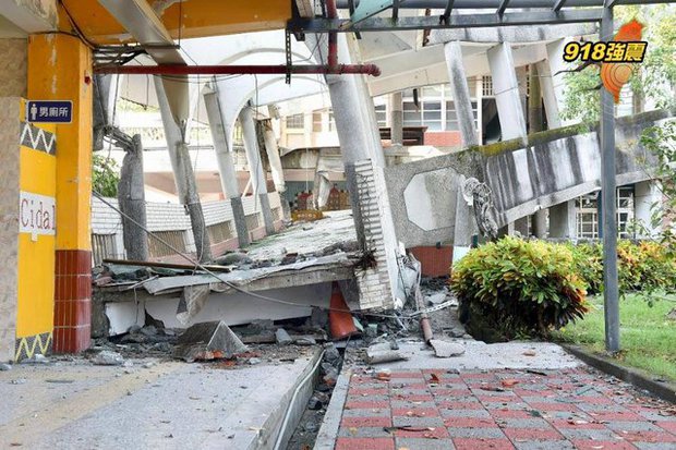 Chùm ảnh: Nhà cửa, đường xá đổ sập sau trận động đất 6,8 độ làm rung chuyển Đài Loan (Trung Quốc) - Ảnh 19.