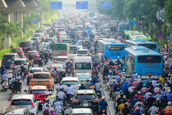 Vã mồ hôi qua đường Nguyễn Trãi sau 1 tháng thí điểm tách làn ôtô, xe máy - Ảnh 1.