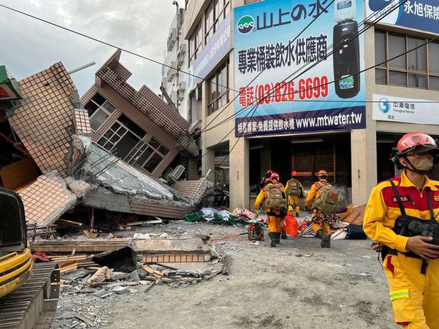 Chùm ảnh: Nhà cửa, đường xá đổ sập sau trận động đất 6,8 độ làm rung chuyển Đài Loan (Trung Quốc) - Ảnh 3.