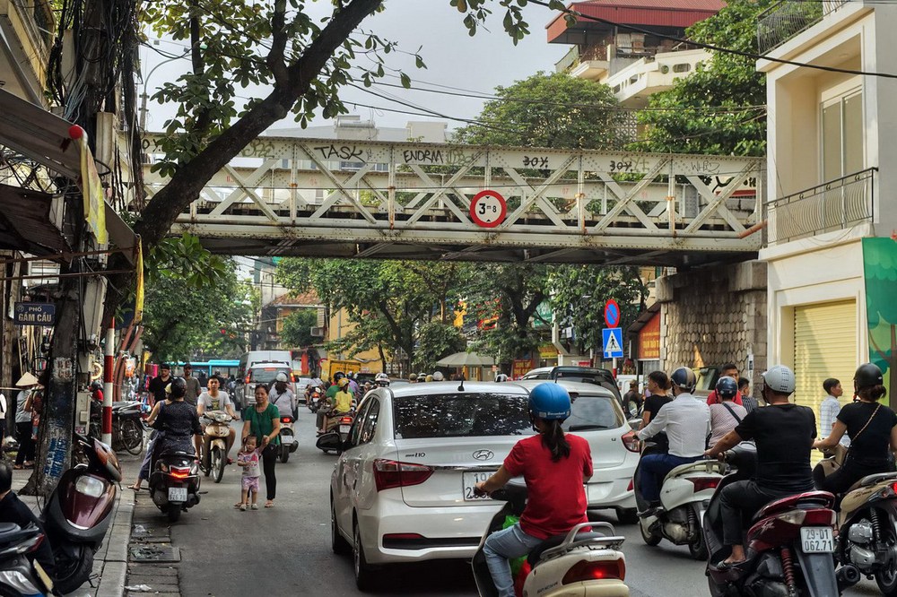 Chẳng cần đến sát đường ray, có những nơi khác ở Hà Nội có thể ngắm tàu hỏa chạy an toàn hơn - Ảnh 10.