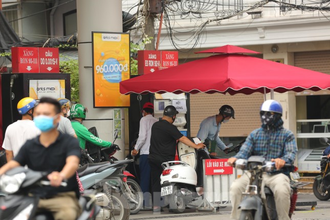 Hà Nội: Loạt điểm bán treo biển hết xăng, nhiều cột bơm đột nhiên lăn ra... ốm - Ảnh 6.