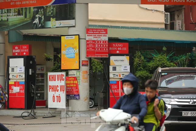 Hà Nội: Loạt điểm bán treo biển hết xăng, nhiều cột bơm đột nhiên lăn ra... ốm - Ảnh 5.