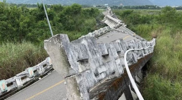Chùm ảnh: Nhà cửa, đường xá đổ sập sau trận động đất 6,8 độ làm rung chuyển Đài Loan (Trung Quốc) - Ảnh 14.