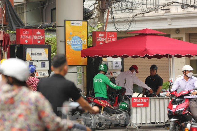 Hà Nội: Loạt điểm bán treo biển hết xăng, nhiều cột bơm đột nhiên lăn ra... ốm - Ảnh 2.