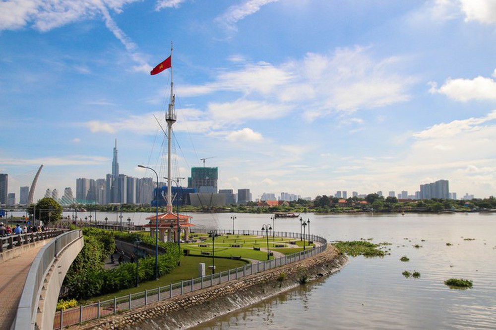  Ngắm vẻ đẹp của những công viên, di tích ven sông Sài Gòn - Ảnh 2.