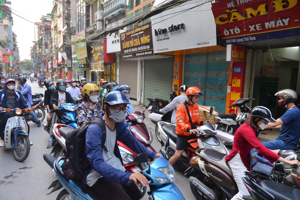  Ảnh, clip: Công trình xây dựng giữa phố Hà Nội khiến người dân chật vật di chuyển - Ảnh 1.