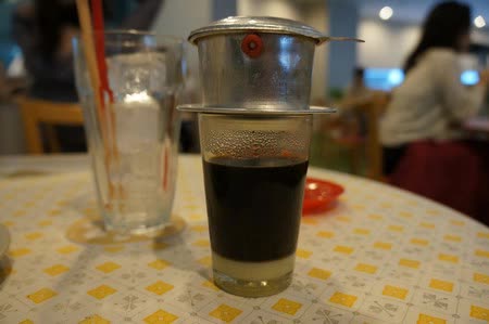  Khách Tây đúc kết cẩm nang uống cà phê chuẩn Việt: Cốc nước đẹp tới chảy nước miếng! - Ảnh 4.