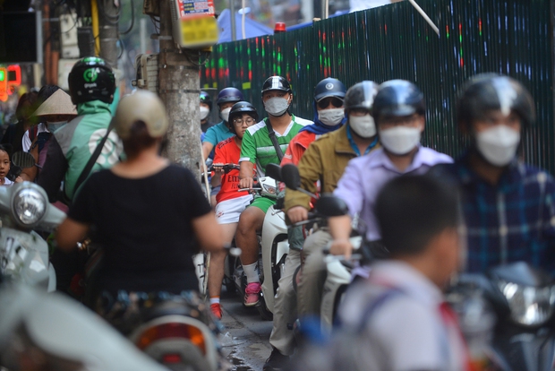  Ảnh, clip: Công trình xây dựng giữa phố Hà Nội khiến người dân chật vật di chuyển - Ảnh 6.