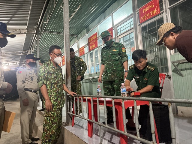 Thêm 34 công dân Việt Nam tại Campuchia được trao trả về nước - Ảnh 2.