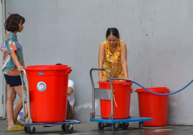  Hà Nội: Người dân mang xô, thùng xếp hàng giữa trưa đợi lấy nước - Ảnh 5.