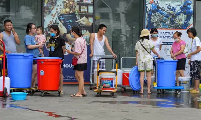  Hà Nội: Người dân mang xô, thùng xếp hàng giữa trưa đợi lấy nước - Ảnh 2.