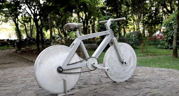 Xe đạp làm hoàn toàn từ bê tông, nặng hơn 130kg nhưng vẫn chạy tốt - Ảnh 4.