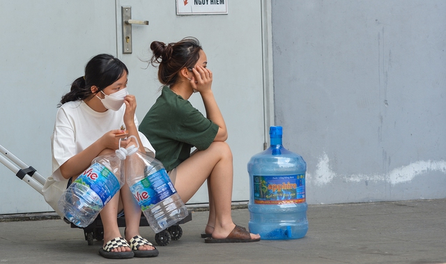  Hà Nội: Người dân mang xô, thùng xếp hàng giữa trưa đợi lấy nước - Ảnh 11.