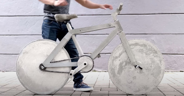 Xe đạp làm hoàn toàn từ bê tông, nặng hơn 130kg nhưng vẫn chạy tốt - Ảnh 1.