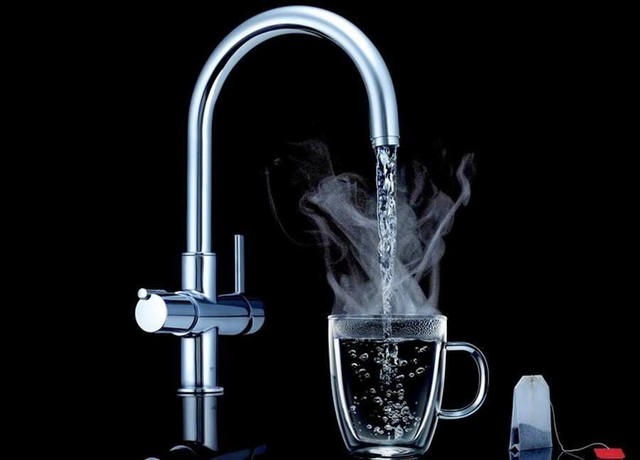 Thói quen uống nước nóng pha với nước lạnh sẽ gây hại nếu bạn không nắm rõ 3 điều này - Ảnh 2.