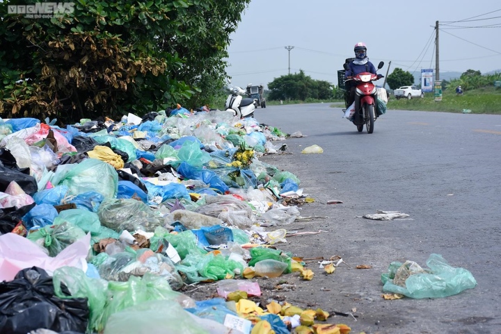 Rác thải bốc mùi hôi thối, tràn ra lòng đường nông thôn mới ở Hải Phòng - Ảnh 3.