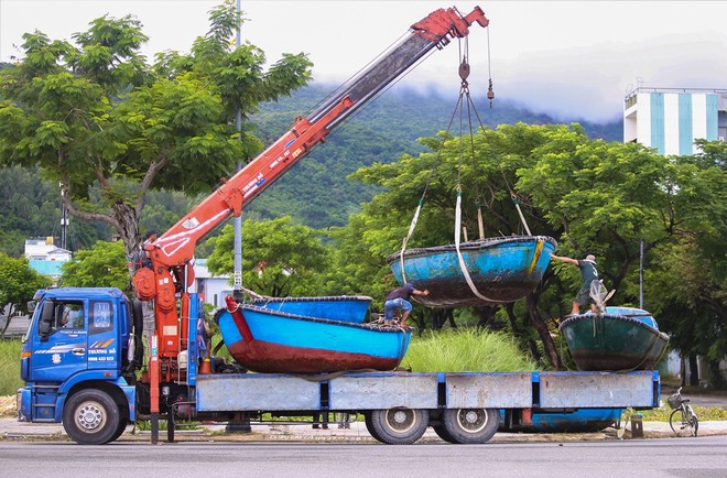  Ảnh: Người dân miền Trung hối hả kéo thuyền, chằng chống nhà cửa chạy bão Noru  - Ảnh 5.