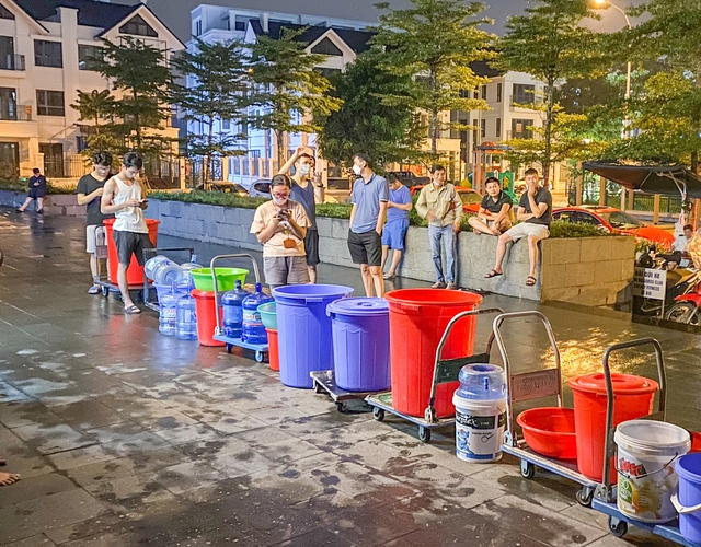  Hà Nội: Cư dân ngao ngán xếp hàng xuyên đêm đợi lấy nước sạch - Ảnh 4.