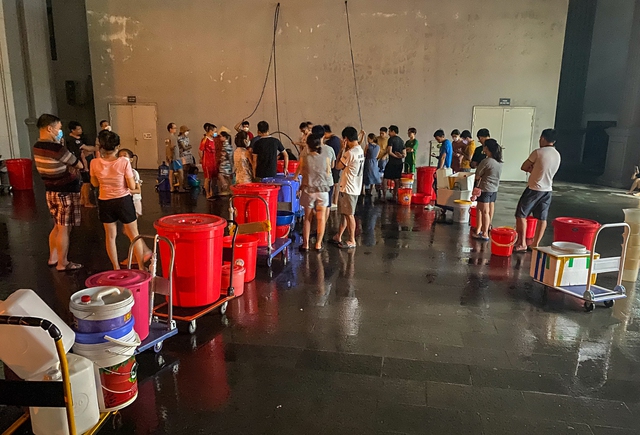  Hà Nội: Cư dân ngao ngán xếp hàng xuyên đêm đợi lấy nước sạch - Ảnh 3.