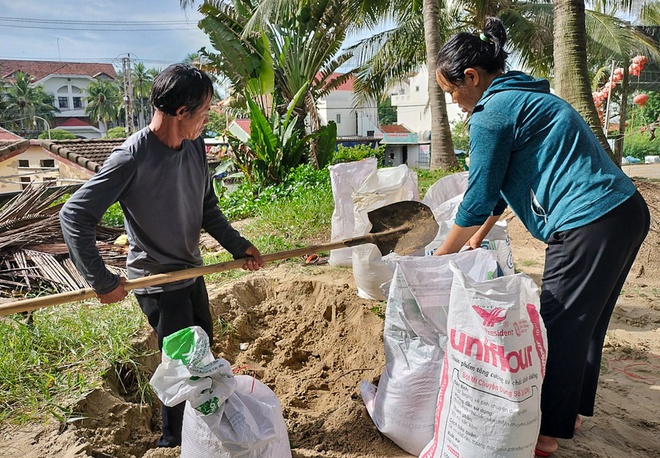  Ảnh: Người dân miền Trung hối hả kéo thuyền, chằng chống nhà cửa chạy bão Noru  - Ảnh 14.