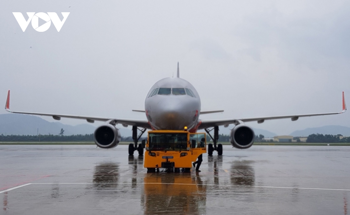 Một máy bay Pacific Airlines mắc kẹt giữa sân bay Đà Nẵng khi bão sắp đổ bộ - Ảnh 1.