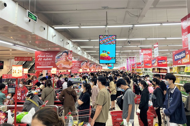 Ảnh: Người dân Đà Nẵng đổ xô đến siêu thị, chợ mua đồ trước bão - Ảnh 14.