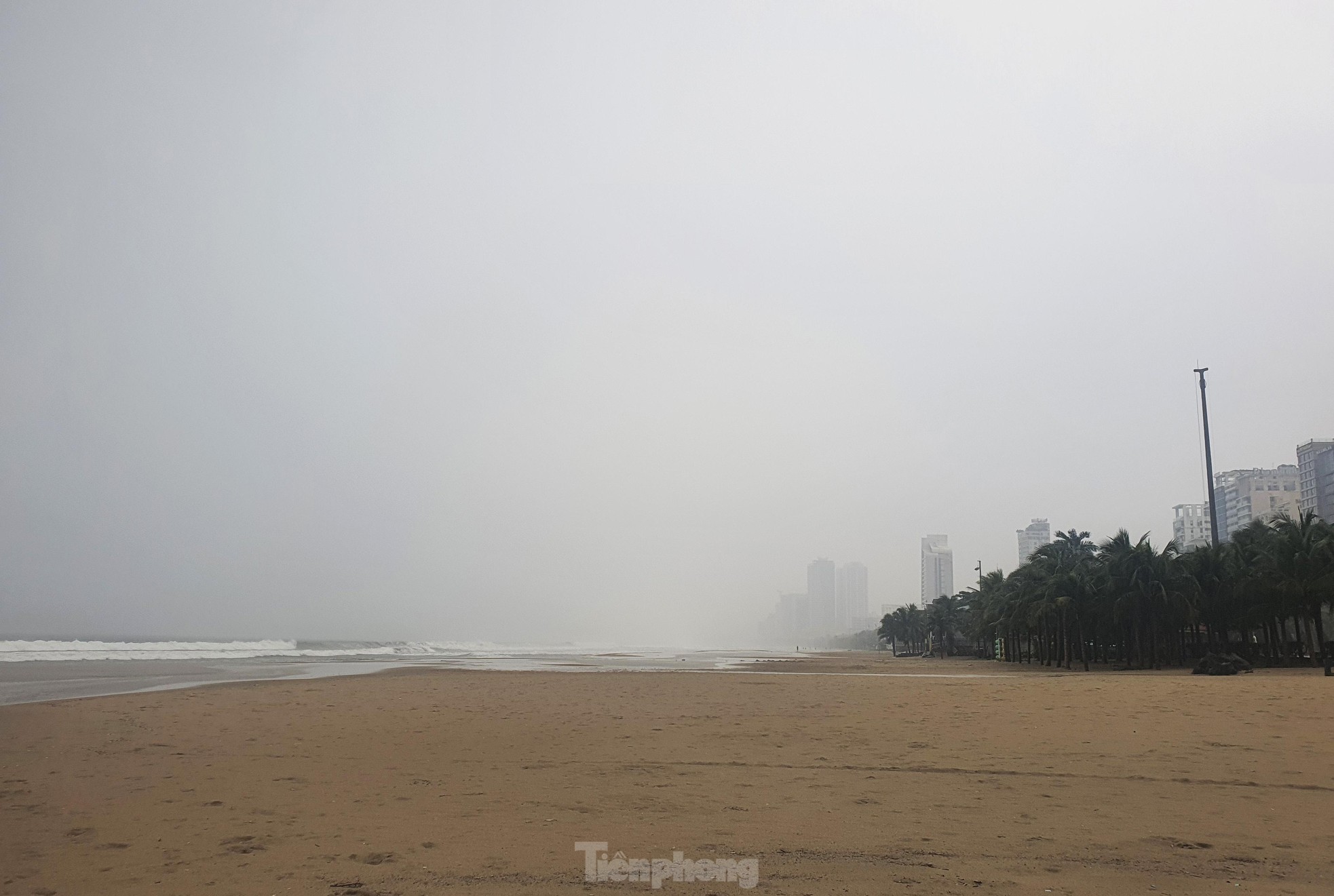 Sóng lớn liếm sát bờ biển Đà Nẵng, khách sạn thuê loạt container chắn bão - Ảnh 1.