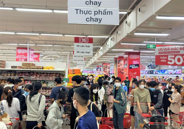 Ảnh: Người dân Đà Nẵng đổ xô đến siêu thị, chợ mua đồ trước bão - Ảnh 13.